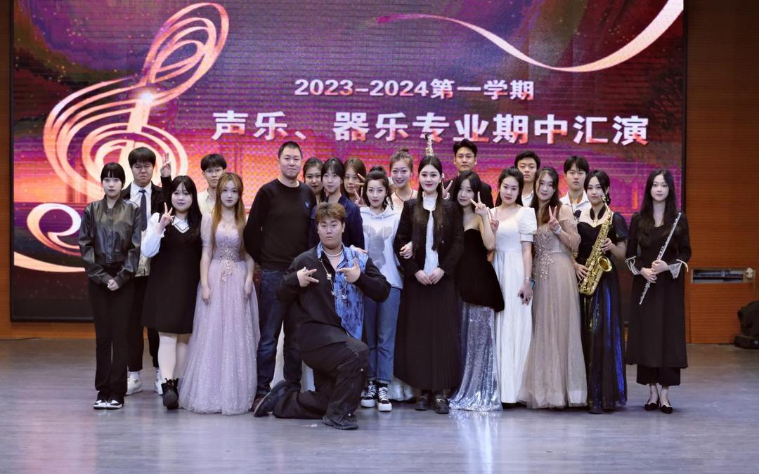 组织各族学生进行汇报演出.jpg